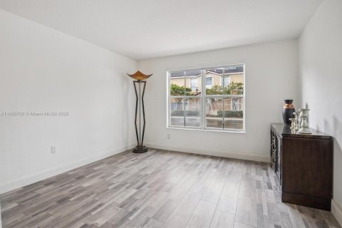 Touwnhouse à vendre à Miramar, Floride: 3 chambres, 136.57 m2 № 1887223 - photo 5
