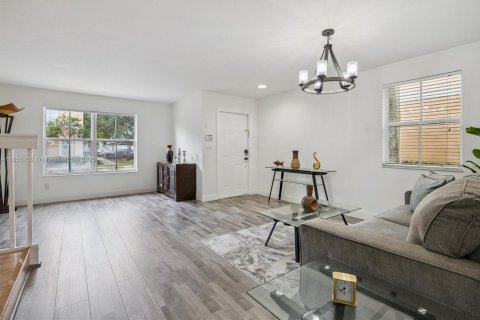 Touwnhouse à vendre à Miramar, Floride: 3 chambres, 136.57 m2 № 1887223 - photo 4