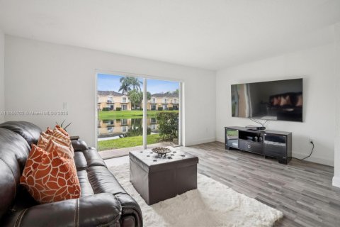 Touwnhouse à vendre à Miramar, Floride: 3 chambres, 136.57 m2 № 1887223 - photo 8