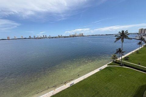 Condo in Lake Park, Florida, 2 bedrooms  № 2361708 - photo 4