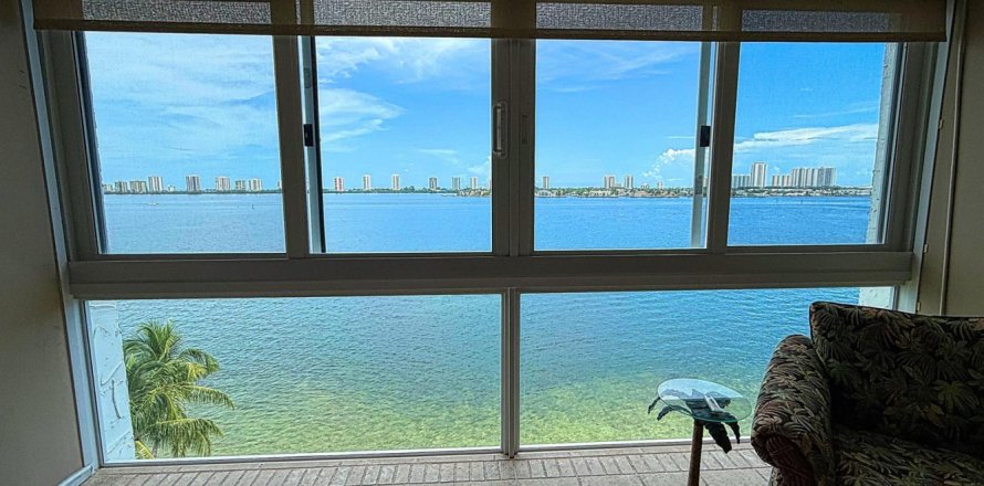 Condo in Lake Park, Florida, 2 bedrooms  № 2361708