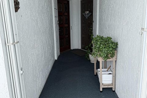 Condo in Lake Park, Florida, 2 bedrooms  № 2361708 - photo 9