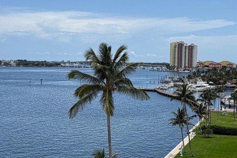 Condo in Lake Park, Florida, 2 bedrooms  № 2361708 - photo 5