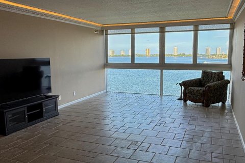 Condo in Lake Park, Florida, 2 bedrooms  № 2361708 - photo 2