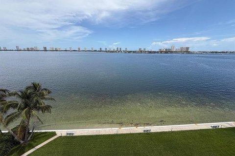 Condo in Lake Park, Florida, 2 bedrooms  № 2361708 - photo 3