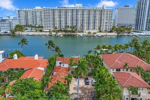 Villa ou maison à Miami Beach, Floride 6 chambres, 296.73 m2 № 2051449