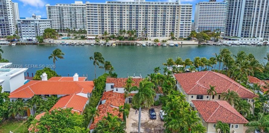 Villa ou maison à Miami Beach, Floride 6 chambres, 296.73 m2 № 2051449