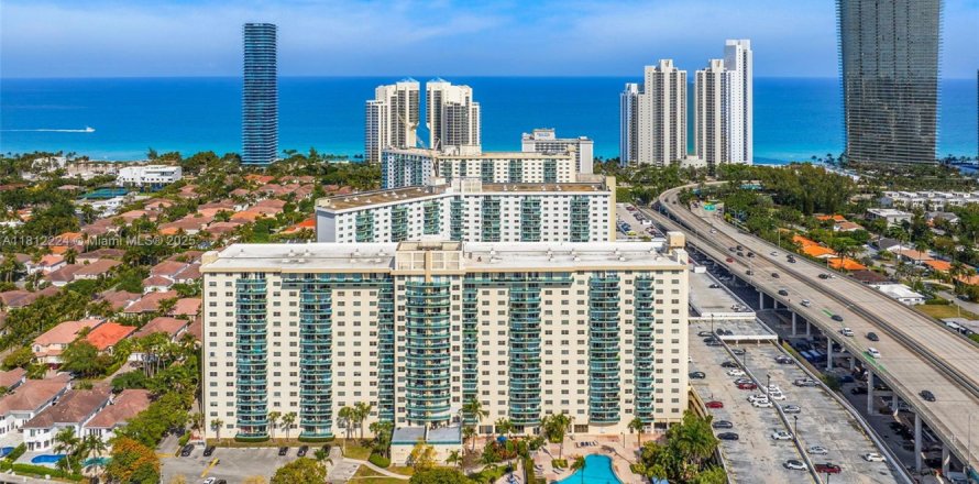Condo in Sunny Isles Beach, Florida, 1 bedroom  № 2017879