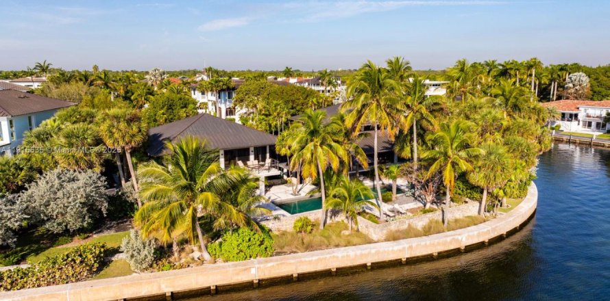 Villa ou maison à Coral Gables, Floride 4 chambres, 412.02 m2 № 1971664