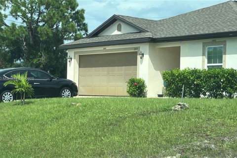 House in Cape Coral, Florida 3 bedrooms, 129.51 sq.m. № 2037122