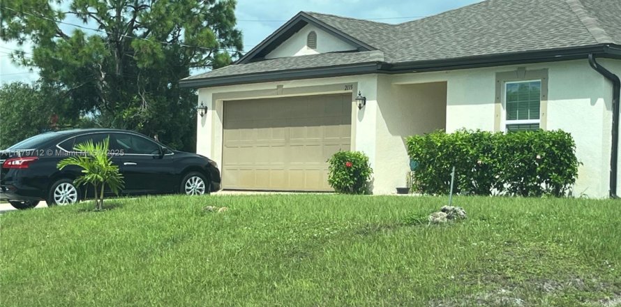 House in Cape Coral, Florida 3 bedrooms, 129.51 sq.m. № 2037122