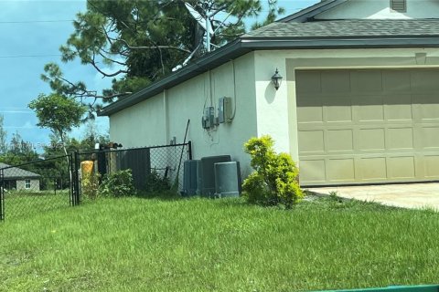 House in Cape Coral, Florida 3 bedrooms, 129.51 sq.m. № 2037122 - photo 2