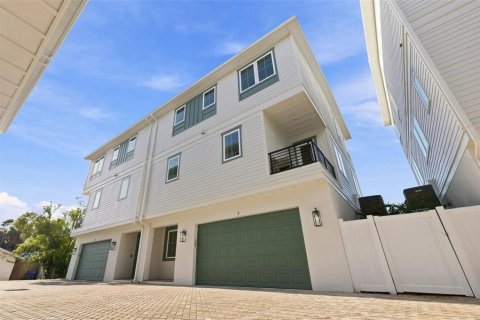 Adosado en venta en Tampa, Florida, 3 dormitorios, 247.21 m2 № 2324877 - foto 2