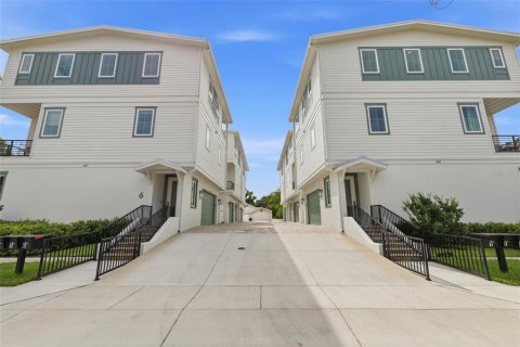 Adosado en Tampa, Florida 3 dormitorios, 247.21 m2 № 2324877