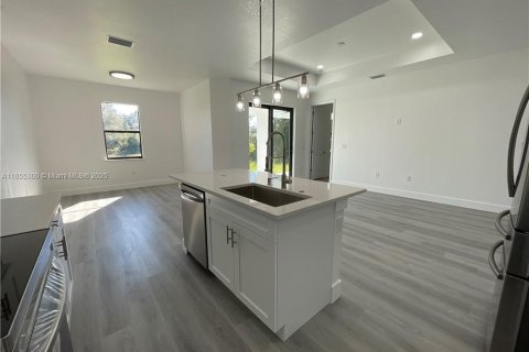 House in Lehigh Acres, Florida 3 bedrooms № 1874916 - photo 9