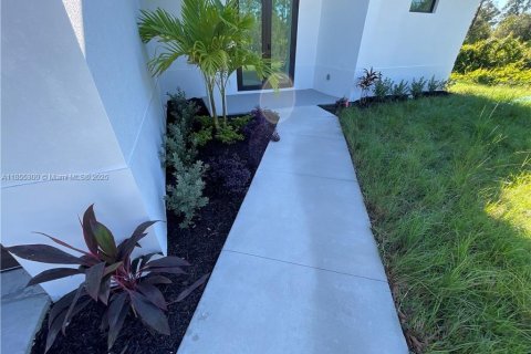 House in Lehigh Acres, Florida 3 bedrooms № 1874916 - photo 2
