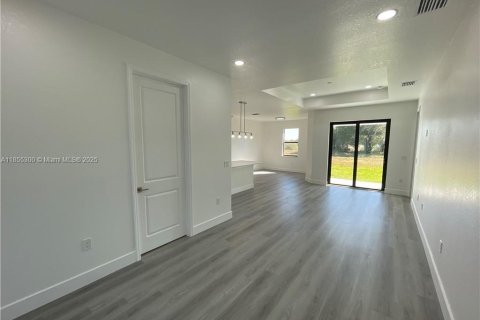 House in Lehigh Acres, Florida 3 bedrooms № 1874916 - photo 6