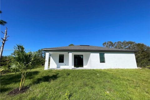 House in Lehigh Acres, Florida 3 bedrooms № 1874916 - photo 3