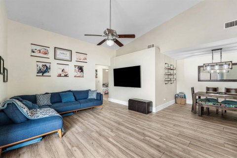 House in Boynton Beach, Florida 3 bedrooms, 121.42 sq.m. № 2191290 - photo 15