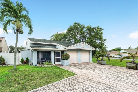 House in Boynton Beach, Florida 3 bedrooms, 121.42 sq.m. № 2191290
