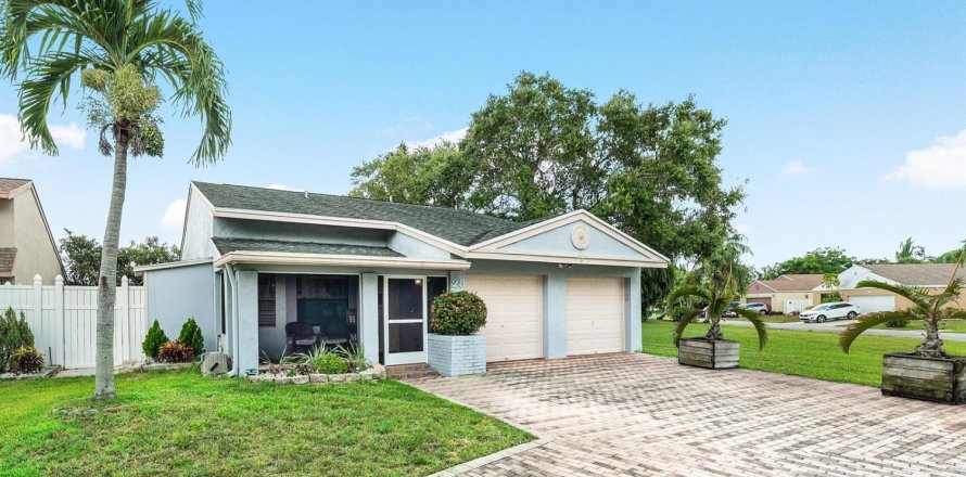 House in Boynton Beach, Florida 3 bedrooms, 121.42 sq.m. № 2191290