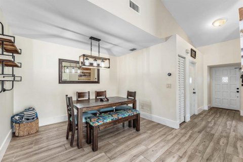 House in Boynton Beach, Florida 3 bedrooms, 121.42 sq.m. № 2191290 - photo 12