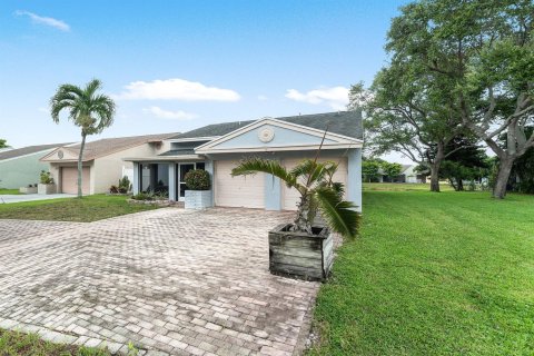 House in Boynton Beach, Florida 3 bedrooms, 121.42 sq.m. № 2191290 - photo 3