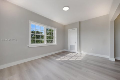 Снять в аренду виллу или дом в Майами, Флорида 2 спальни, 69.68м2, № 1998712 - фото 12