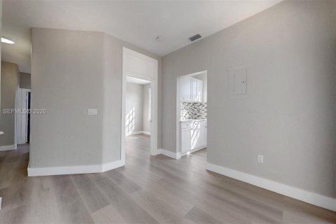 Снять в аренду виллу или дом в Майами, Флорида 2 спальни, 69.68м2, № 1998712 - фото 3