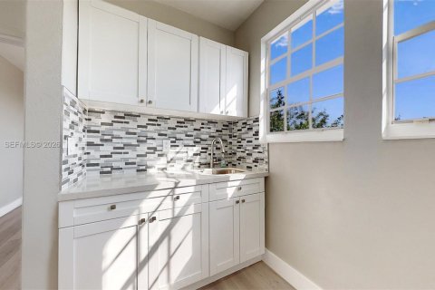 Снять в аренду виллу или дом в Майами, Флорида 2 спальни, 69.68м2, № 1998712 - фото 7