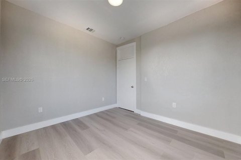 Снять в аренду виллу или дом в Майами, Флорида 2 спальни, 69.68м2, № 1998712 - фото 19