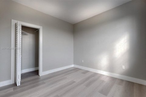 Снять в аренду виллу или дом в Майами, Флорида 2 спальни, 69.68м2, № 1998712 - фото 13