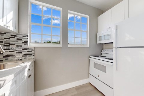 Снять в аренду виллу или дом в Майами, Флорида 2 спальни, 69.68м2, № 1998712 - фото 8