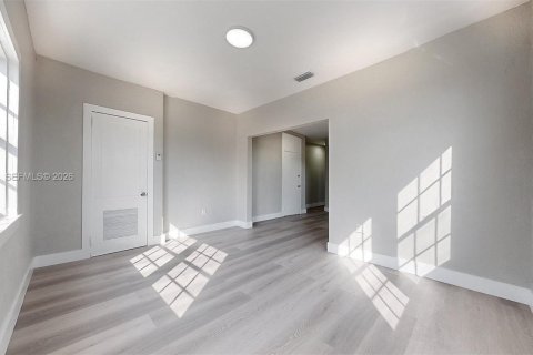 Снять в аренду виллу или дом в Майами, Флорида 2 спальни, 69.68м2, № 1998712 - фото 18