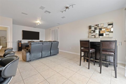 House in Miami, Florida 5 bedrooms, 186.08 sq.m. № 2054149 - photo 17