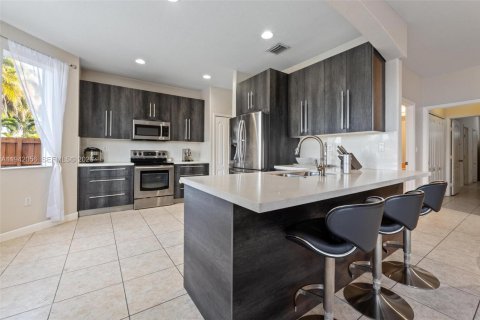 House in Miami, Florida 5 bedrooms, 186.08 sq.m. № 2054149 - photo 16