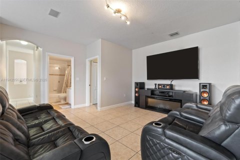 House in Miami, Florida 5 bedrooms, 186.08 sq.m. № 2054149 - photo 19