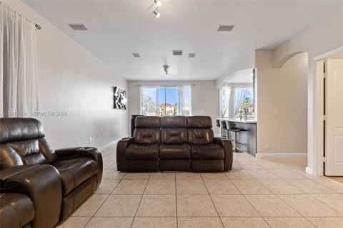 House in Miami, Florida 5 bedrooms, 186.08 sq.m. № 2054149 - photo 21