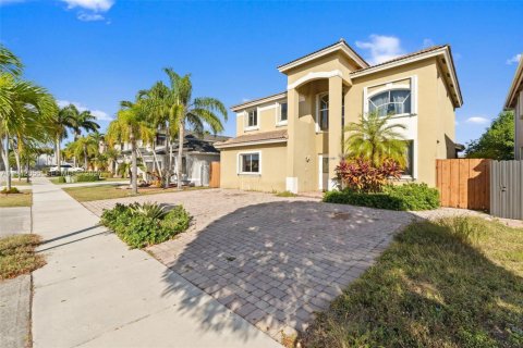 House in Miami, Florida 5 bedrooms, 186.08 sq.m. № 2054149 - photo 2