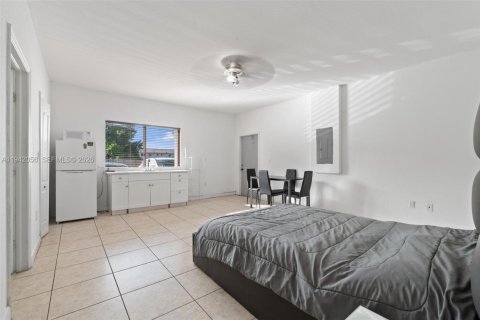House in Miami, Florida 5 bedrooms, 186.08 sq.m. № 2054149 - photo 24