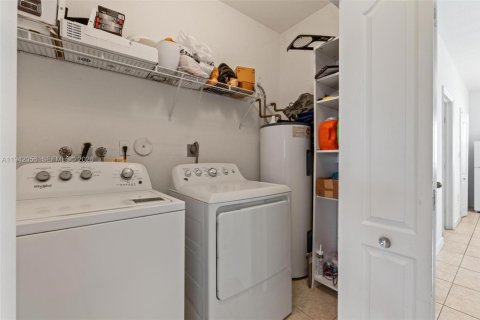 House in Miami, Florida 5 bedrooms, 186.08 sq.m. № 2054149 - photo 23