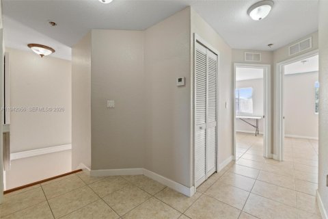 House in Miami, Florida 5 bedrooms, 186.08 sq.m. № 2054149 - photo 27