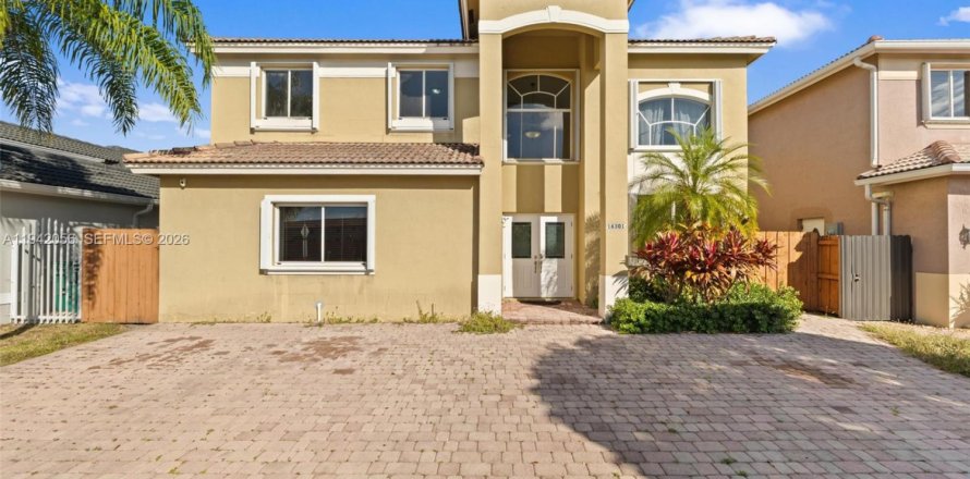 House in Miami, Florida 5 bedrooms, 186.08 sq.m. № 2054149