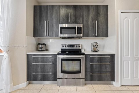 House in Miami, Florida 5 bedrooms, 186.08 sq.m. № 2054149 - photo 13