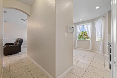 House in Miami, Florida 5 bedrooms, 186.08 sq.m. № 2054149 - photo 10