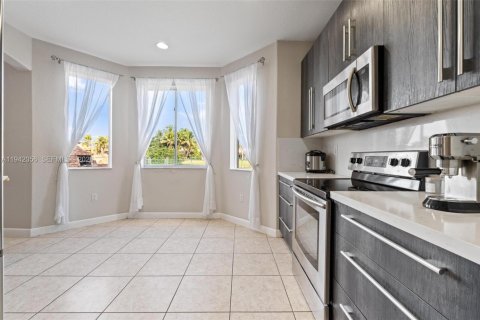 House in Miami, Florida 5 bedrooms, 186.08 sq.m. № 2054149 - photo 11