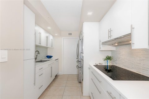 Condo in Miami Beach, Florida, 1 bedroom  № 1897465 - photo 10