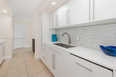 Condo in Miami Beach, Florida, 1 bedroom  № 1897465 - photo 11