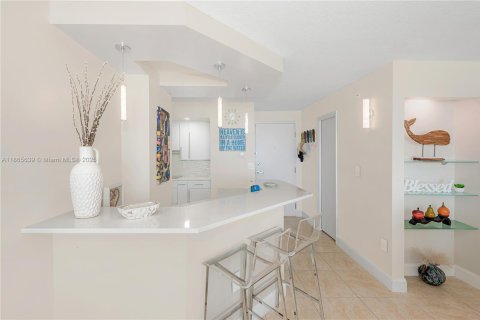 Condo in Miami Beach, Florida, 1 bedroom  № 1897465 - photo 16