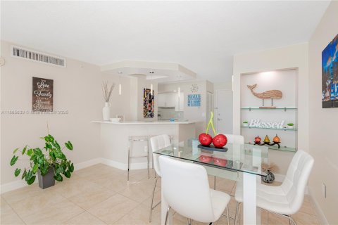Condo in Miami Beach, Florida, 1 bedroom  № 1897465 - photo 17